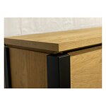Detail kovového prvku u masivní komody