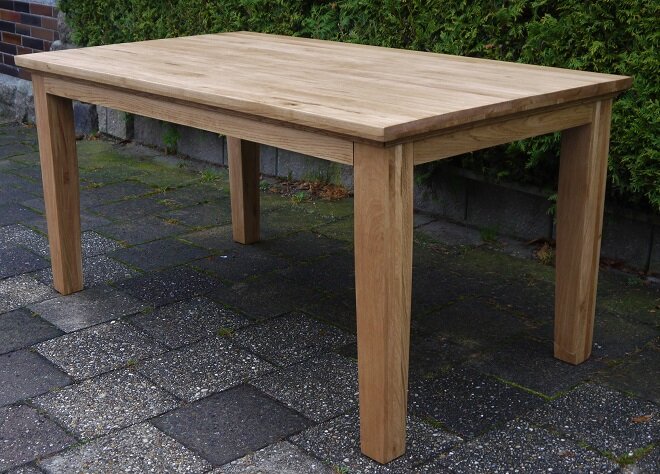 Masivní dubový jídelní stůl