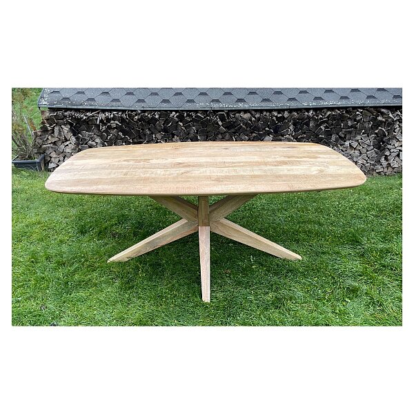 Přírodní odstín u masivního jídelního stolu