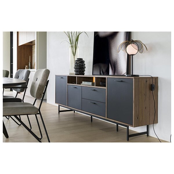 Designová komoda 230×80 cm – ořechová dýha, šedá dvířka, černé kovové nožky