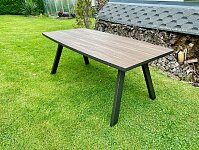 Elegantní kombinace světle hnědého dřeva a antracitového kovu