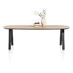 Moderní kombinace masivu a kovu v industriálním provedení