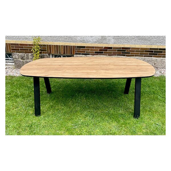 Prostorná dubová deska s jemně oblými rohy působí příjemně a bezpečně.