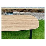 Prostorná dubová deska s jemně oblými rohy.