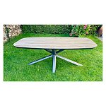 Spojení přírodního dřeva a kovu vytváří nadčasový kus nábytku.