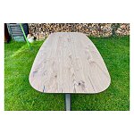 Prostorná deska v přírodním odstínu je vyrobena ze silné dubové dýhy.