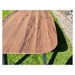 Moderní jídelní stůl 210x100 cm v přírodním hnědém odstínu.