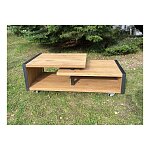 Masivní konferenční stolek v přírodním odstínu.