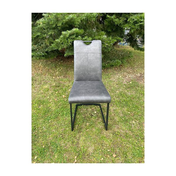 Kvalitní jídelní židle s kovovým podnožím.