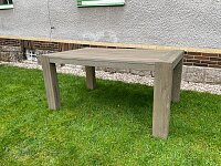 Masivní rozkládací jídelní stůl v moderním šedém designu