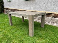 Detail hrany desky stolu po rozložení.