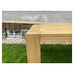 Detail hrany desky jídelního stolu.