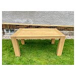 Masivní nerozkládací jídelní stůl v moderním přírodním designu.
