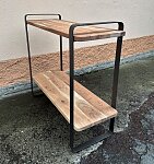 Stabilní regál z masivu a kovu