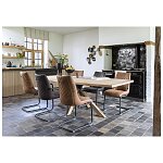 Přírodní odstín u masivního jídelního stolu z dubu