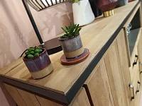 Detail povrchové struktury dřeva a kové lemování