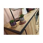 Detail povrchové struktury dřeva a kové lemování