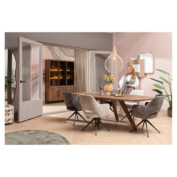 Příborník z kolekce Everest kombinuje úložný prostor s teplým a robustním vzhledem.