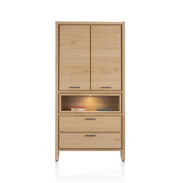 Vitrína v přírodním odstínu s moderním podnožím