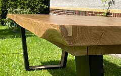 Detail povrchové struktury dřeva a hrany desky stolu