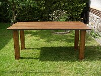 Nerozkládací dubový stůl v hnědém odstínu