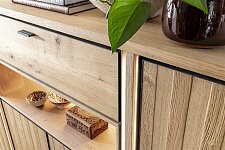 Detail LED podsvícení u masivní komody v přírodním odstínu